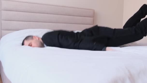 厌倦了工作 穿着商务服装 打着领带 闭着眼睛 躺在酒店房间床上的英俊年轻人的头像 4K视频 — 图库视频影像