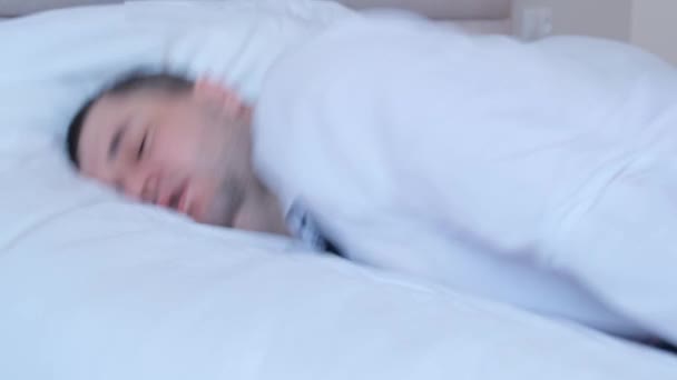 疲惫过度劳累的小伙子穿着衬衫睡在床上 优质4K视频 — 图库视频影像