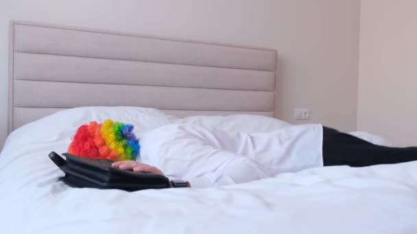 Young Caucasian Gay Man Rainbow Striped Wig Getting Bed People — Stock Video