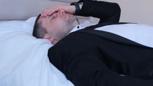 Ból Głowy Pracownika Biurowego Leżącego Łóżku Dniu Pracy Migreny Zmęczenie — Wideo stockowe