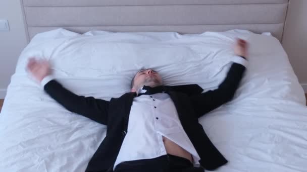 Kontorsarbetare Liggande Sängen Efter Arbetsveckan Migrän Och Trötthet Hos Man — Stockvideo