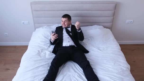 Office Worker Working Lying Bed Home Happy Holding Phone His — Vídeo de Stock
