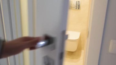 İş kıyafetleri içinde genç bir adam tuvalette kusuyor ya da sarhoş. Karın ağrısı ve ishal.