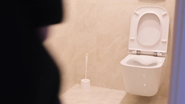 Мужчина Офисный Работник Пошел Туалет Частое Мочеиспускание Мужчин Проблемы Простатой — стоковое видео