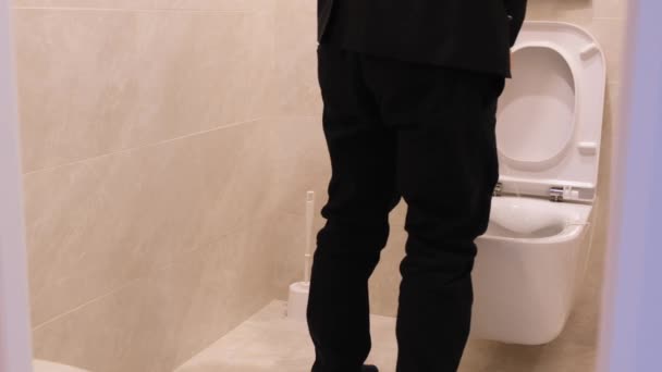 Man Business Clothes Urinates Toilet Bowl Toilet Video — Vídeo de Stock