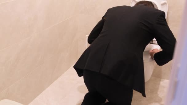 Ivrogne Tenue Travail Vomit Dans Les Toilettes Symptôme Peut Accompagner — Video