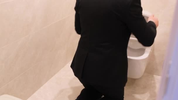 Opilý Muž Zvrací Záchodu Jeho Symptom Může Být Doprovázen Bolestí — Stock video