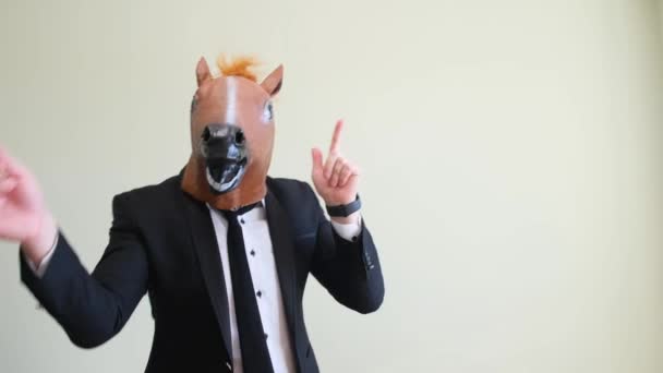 Funny Dance Businessman Horse Head Olive Background Studio Man Masquerade — Vídeo de stock