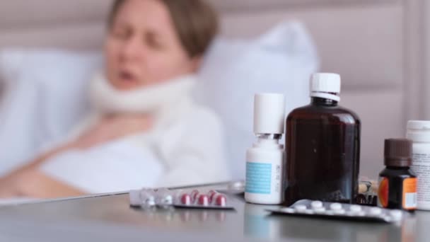 Лечение Гриппа Дома Больной Лежит Постели Концепция Семейного Медицинского Медицинского — стоковое видео