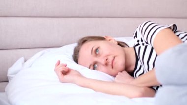 Bunalımlı bir kadın, üzgün ve yatakta yatıyor. Endişeli durum kavramı, depresyon, endişe, umutsuzluk, zor dönem.