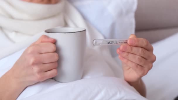 Tratamento Gripe Casa Uma Mulher Doente Está Deitada Cama Conceito — Vídeo de Stock