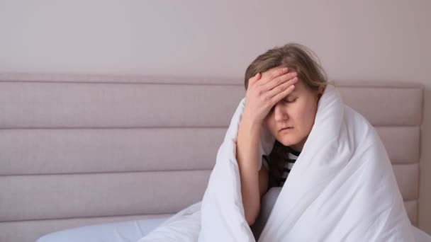Хвора Молода Жінка Сидить Ліжку Страждає Від Головного Болю Втомилася — стокове відео
