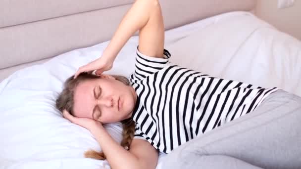 Μια Γυναίκα Που Βήχει Πολύ Είναι Ξαπλωμένη Στο Κρεβάτι Κατάθλιψη — Αρχείο Βίντεο