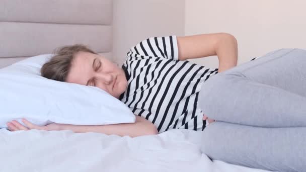 Sakit Perut Pada Seorang Wanita Berbaring Tempat Tidur Dia Tertekan — Stok Video