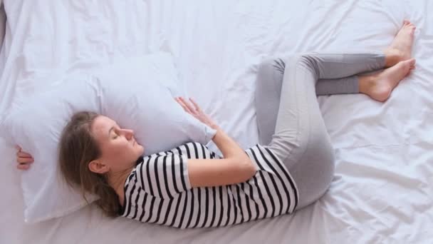 Mujer Joven Enferma Cama Concepto Dolor Estómago Dolor Cabeza Insomnio — Vídeos de Stock