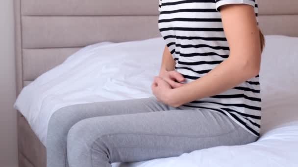 Zbliżenie Kobiety Siedzącej Łóżku Cierpiącej Ból Brzucha Podczas Cyklu Miesiączkowego — Wideo stockowe
