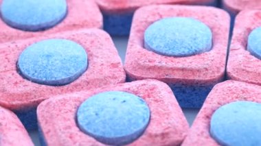 Bulaşık kapsüllerinin makro videosu, katı bulaşık deterjanı dönüşümünün arka planı.
