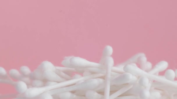 Close Cotonetes Fundo Rosa Cotonetes Algodão Plástico Vídeo Alta Qualidade — Vídeo de Stock