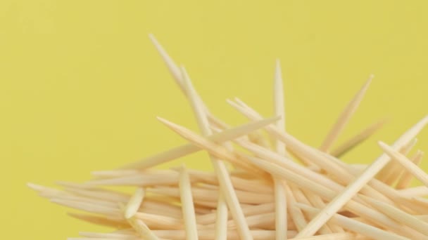 Macro Video Toothpicks Yellow Background Sharpened Wooden Sticks Oral Hygiene — Vídeo de stock