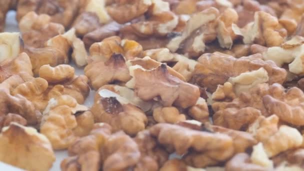 Oloupnuté Ořechy Makro Video Jádra Vlašských Ořechů Padají Během Výroby — Stock video