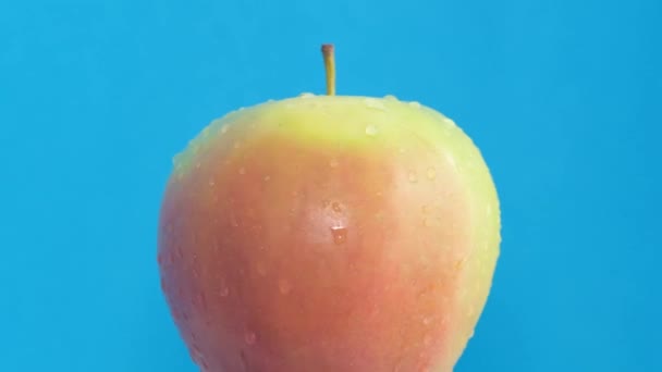 Heerlijke Sappige Appel Met Waterdruppels Een Blauwe Achtergrond Grote Groene — Stockvideo