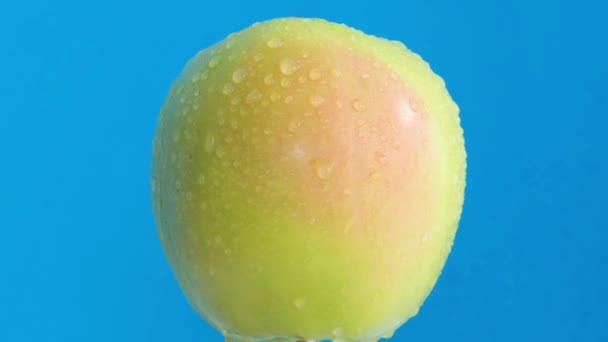 Drop Water Flows Large Green Apple Fresh Apple Blue Background — Vídeos de Stock