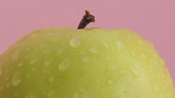 Close Water Drops Flowing Large Green Apple Fresh Apple Pink — Vídeos de Stock