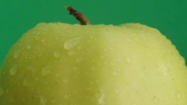 Macro Video Delicious Juicy Apple Water Drops Spinning Green Background — Stockvideo