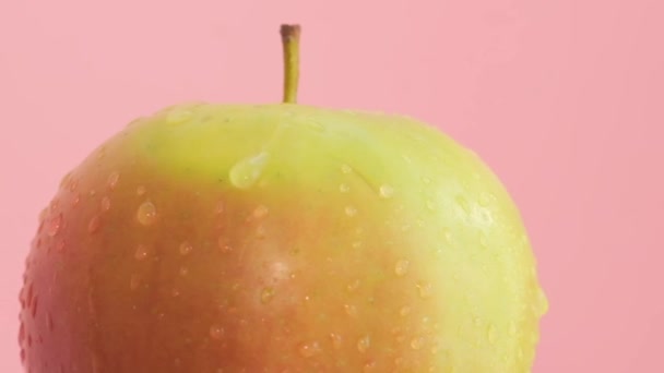 Macro Vidéo Une Pomme Verte Avec Des Gouttes Eau Isolées — Video