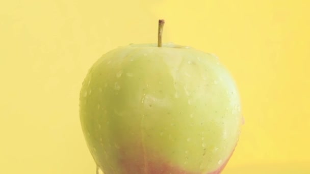 Wielkie Zielone Jabłko Kroplami Wody Izolowane Żółtym Tle Koncepcja Świeżych — Wideo stockowe