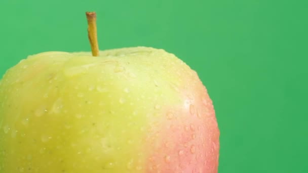 Närbild Ett Grönt Äpple Med Vattendroppar Isolerade Grön Kromakey Bakgrund — Stockvideo