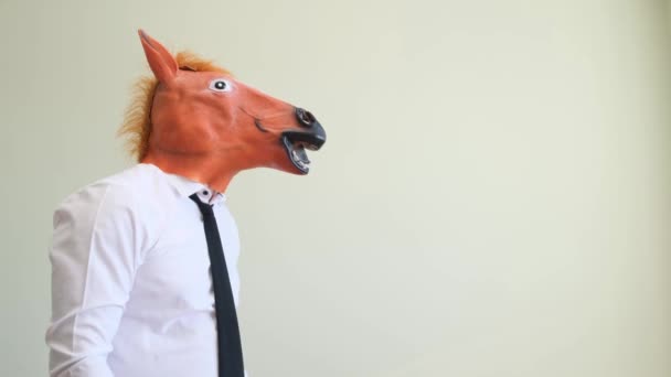 Funcionário Escritório Com Uma Máscara Cavalo Aponta Dedo Direito Filmar — Vídeo de Stock