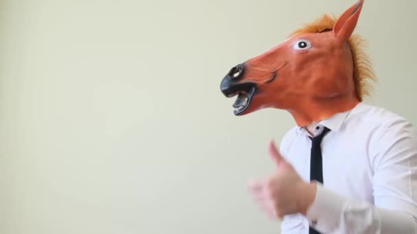 オリーブの背景に馬の頭を持つビジネスマンが親指を表示されます 高品質4Kビデオ — ストック動画