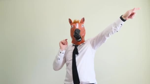 馬の仮面を被った男がスタジオの裏で踊っている 男による面白いダンス スローモーション — ストック動画