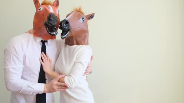 馬の仮面の男と女が踊っていて 軽い背景で楽しんでいます 楽しさを持つ面白いカップル — ストック動画