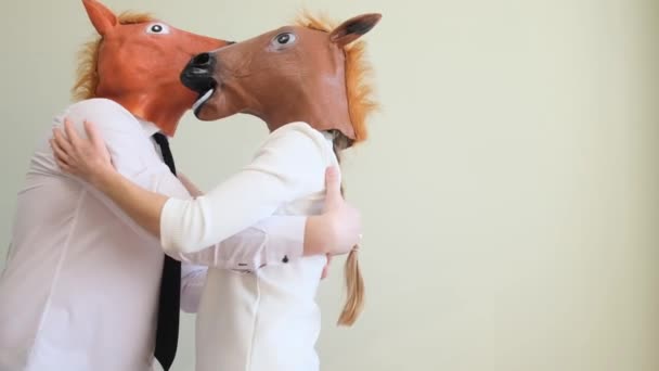 Máscara Cavalo Homem Mulher Dançando Casa Eles Abraçam Olham Para — Vídeo de Stock