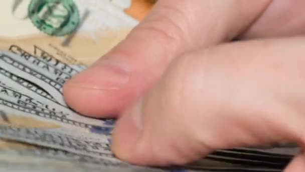 Макро Відео Чоловічих Рук Які Підраховують 100 Доларів Крупним Планом — стокове відео