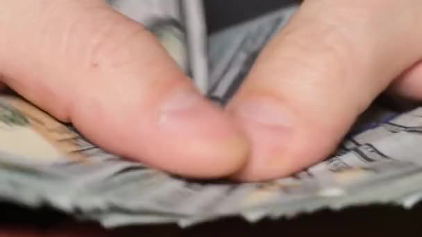 Αρσενικά Χέρια Μετράνε Χαρτονομίσματα Των 100 Δολαρίων Κοντινό Πλάνο Μετρώντας — Αρχείο Βίντεο