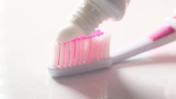 Makrofilm Nakładaniem Pasty Zębów Szczoteczkę Koncepcja Opieki Dentystycznej Ogłoszenie Paście — Wideo stockowe