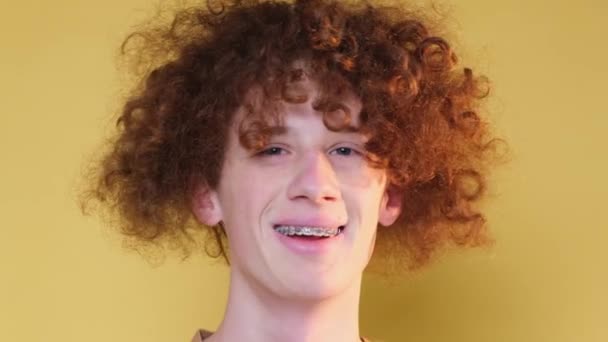 Diş Teli Takmış Gülümseyen Bir Gencin Yüzüne Yakın Çekim Kahverengi — Stok video