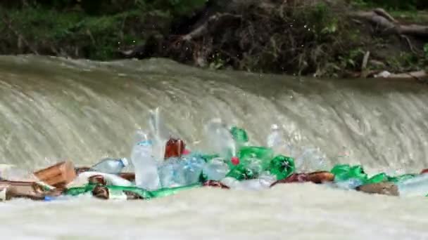 환경에 끼치는 부정적 카르파티아 인들이 생태학적 대재난 — 비디오