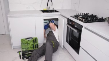 Tesisatçı bulaşık yıkama, profesyonel tesisat hizmetleri için lavabo tamir eder. 4k video