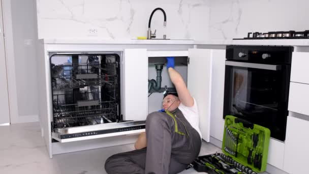 Vista Superior Encanador Reparando Uma Máquina Lavar Louça Chamar Canalizador — Vídeo de Stock