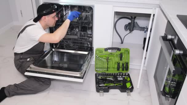 Male Plumber Fixing Broken Dishwasher Plumbing Services Usa Video — Wideo stockowe