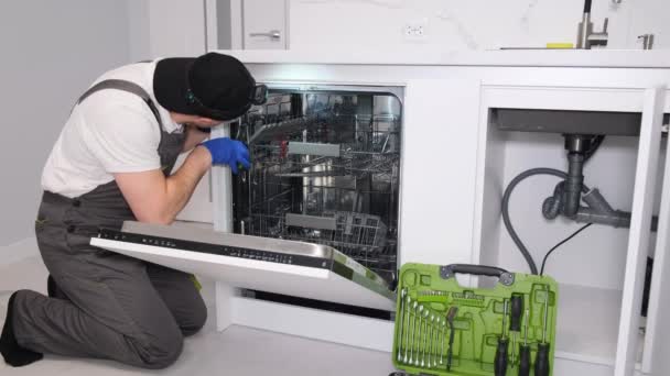 American Plumber Uses Tools Repair Dishwasher Work Plumber Usa — Stock videók