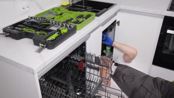 Artesano Durante Instalación Lavavajillas Instalación Electrodomésticos Sala Cocina Vídeo — Vídeos de Stock