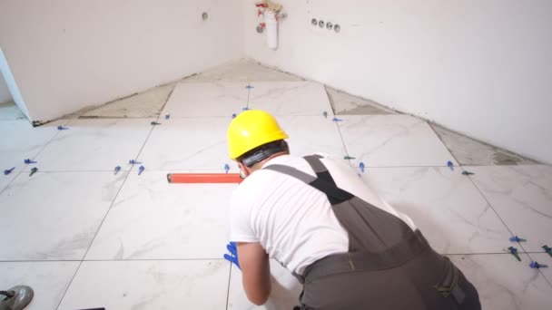 一个专业的大师在奠定美丽的瓷砖在轻色调 新公寓的翻修 — 图库视频影像