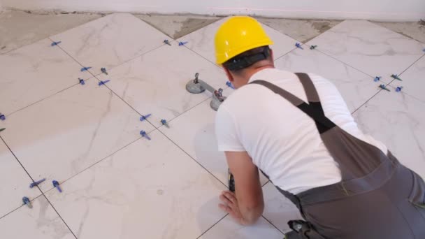 Young Master Repair Professional Worker Lays Tiles Floor Modern Repair — Stok Video