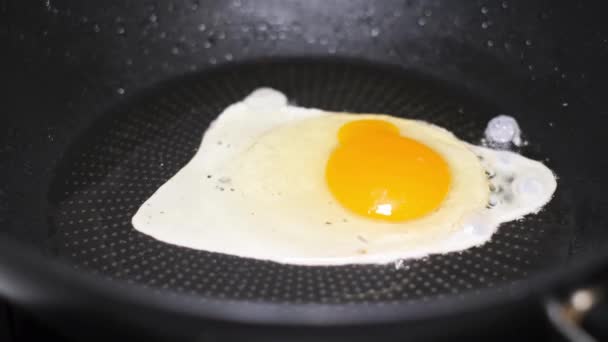 卵をフライパンで揚げ 朝食を用意しています スクランブルエッグ — ストック動画