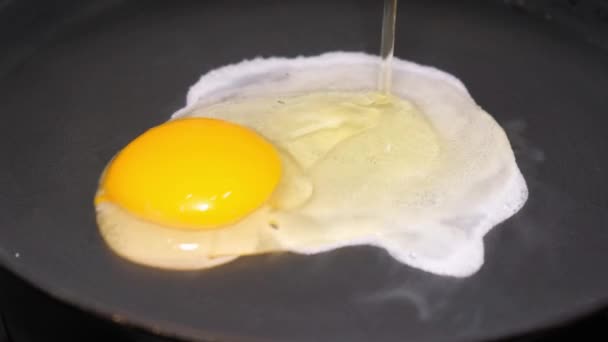 Замедленное Движение Яйца Падает Кастрюлю Поджаривается Газовой Плите Приготовление Завтрака — стоковое видео